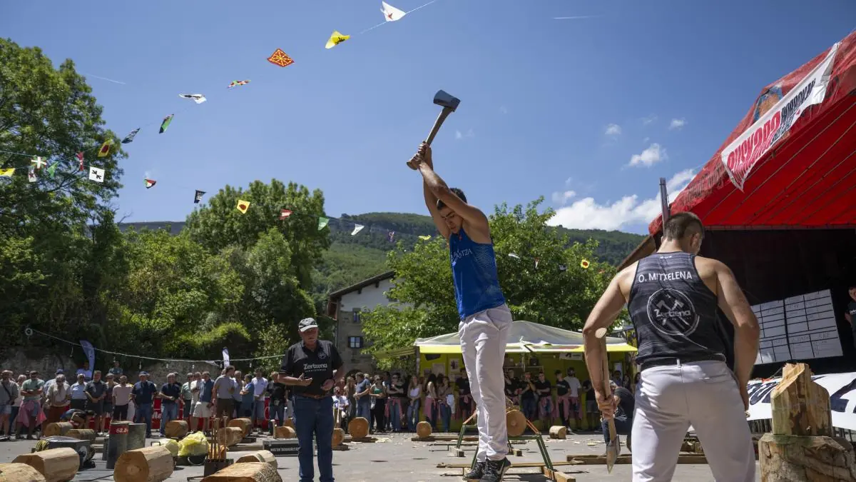 La tradición se celebra con música y exhibiciones deportivas locales, destacando trajes típicos.
