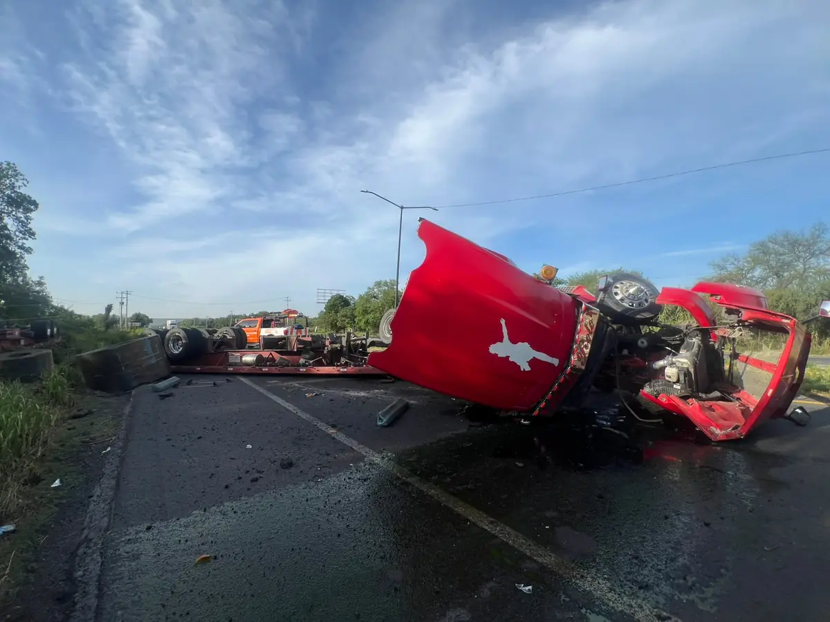 El accidente causó el cierre total de los carriles y afectaciones en líneas de alta tensión.