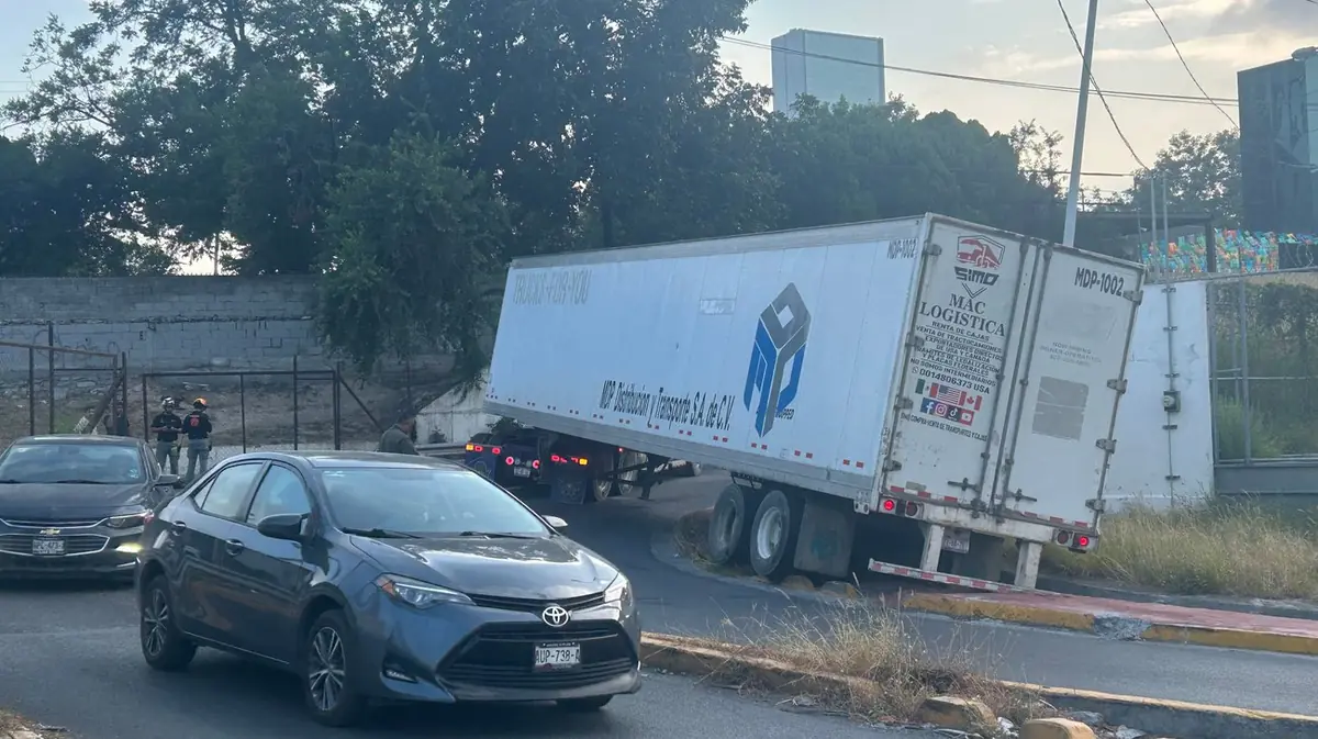 Un percance vial dejó afectaciones en infraestructura y complicó la circulación en el bulevar Antonio L. Rodríguez.