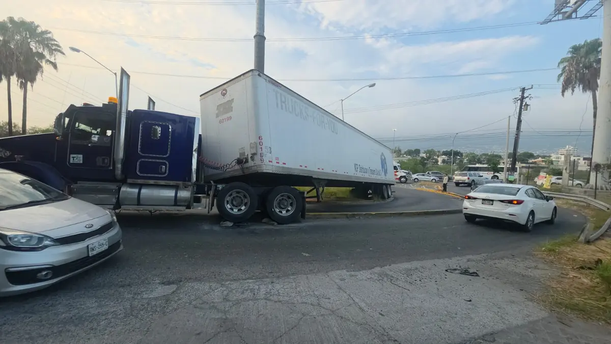 Un accidente de un tractocamión en la mañana genera complicaciones en la circulación de una importante avenida.