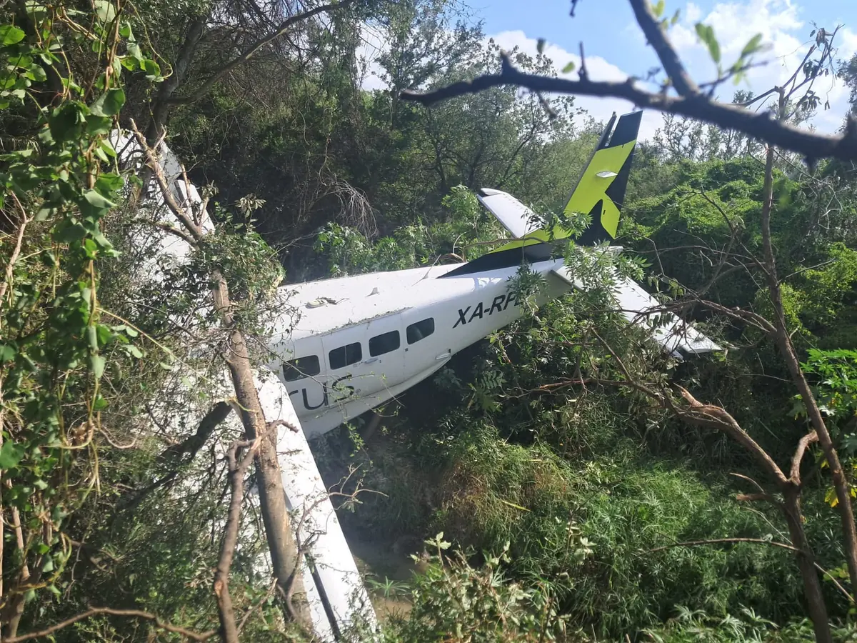Tres ocupantes fueron atendidos sin lesiones tras el incidente aéreo.