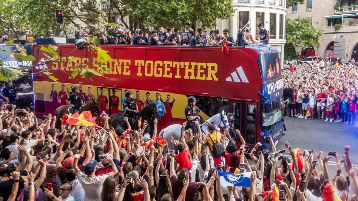 Casi dos millones de aficionados celebraron el triunfo en Madrid, destacando la alegría y fervor popular.