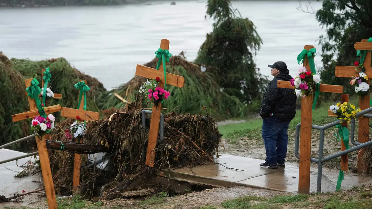 Un año tras las inundaciones que devastaron comunidades, el dolor persiste en Texas y un memorial se erige en honor a las víctimas.