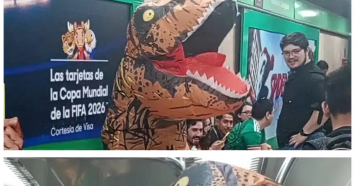 Una mujer disfrazada de dinosaurio alegró a los pasajeros tras la eliminación de México del Mundial.