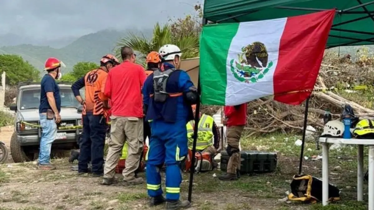 Rescatistas avanzan en la recuperación de víctimas tras los sismos en Caraballeda.