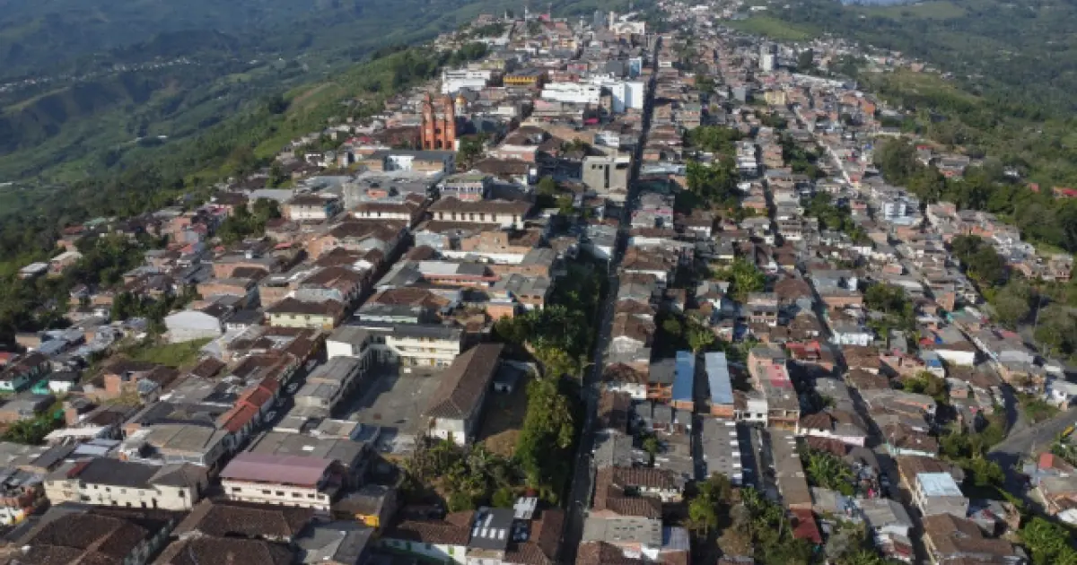 Un vendaval intenso dejó daños materiales en Anserma, afectando viviendas y movilizando a organismos de emergencia.