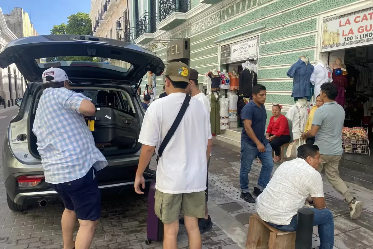Comparativa de precios entre hospedajes en Mérida y destinos de playa en Yucatán.