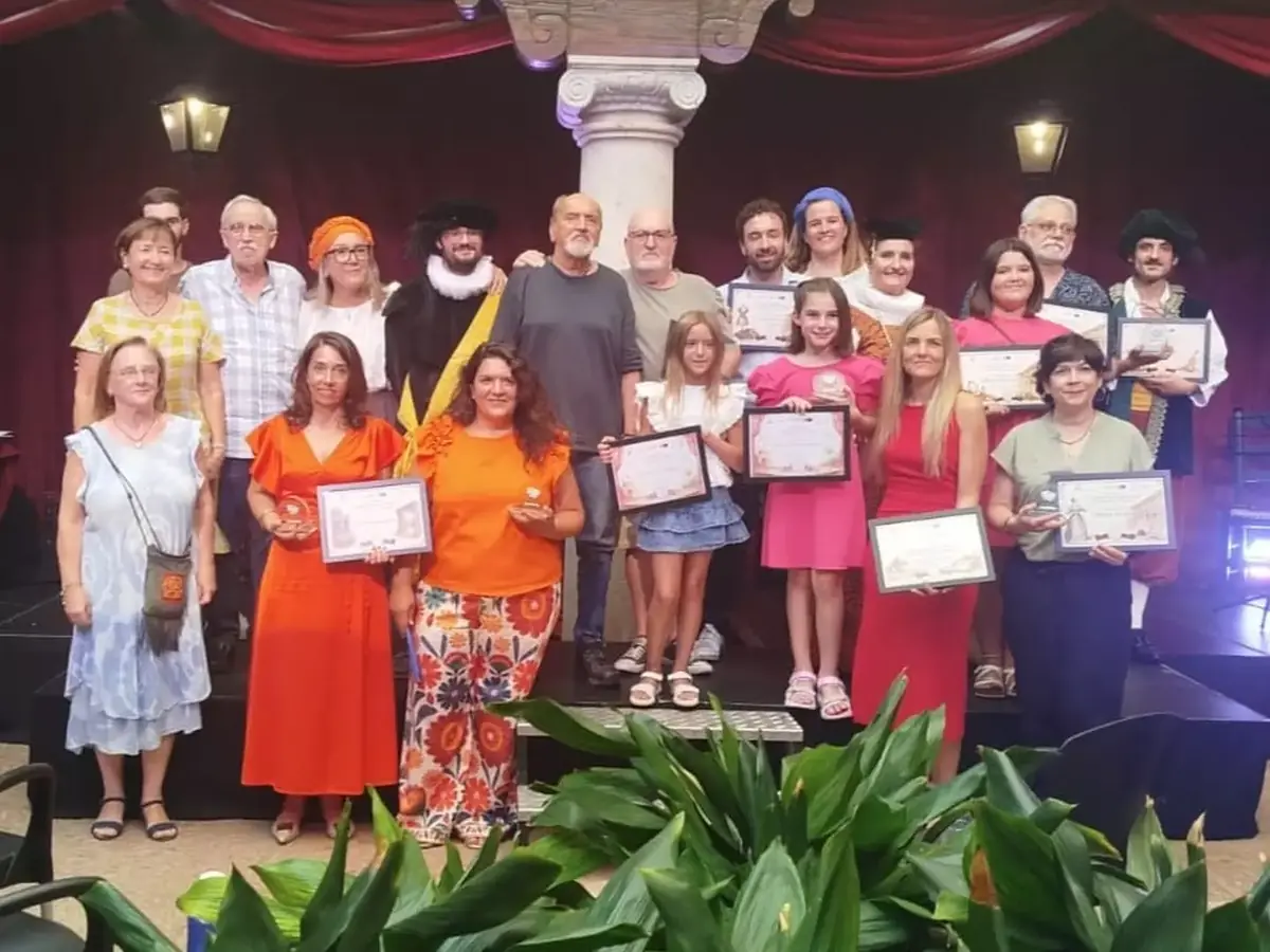 Cierra la muestra artística destacando el talento local y premiando a los participantes.