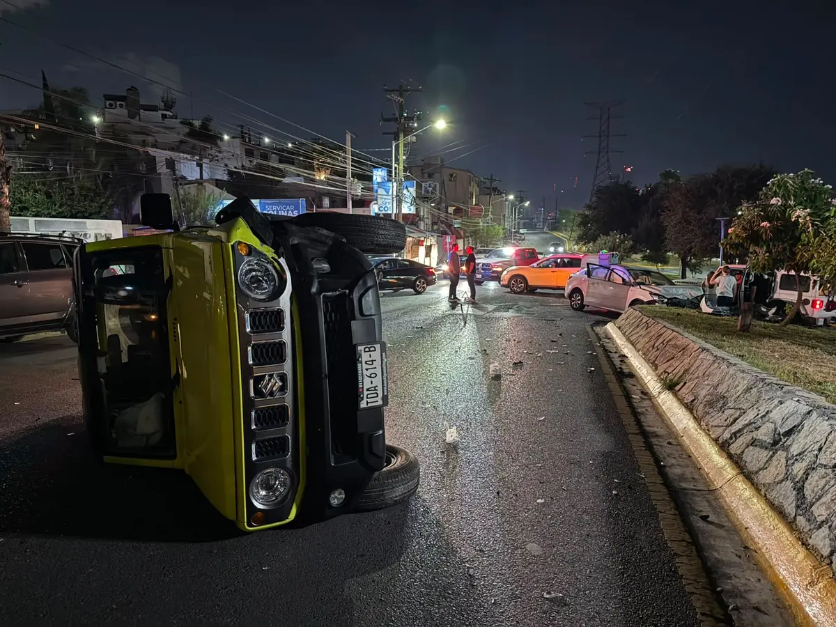 Un choque entre un Kia y una camioneta causó una volcadura, aunque la conductora no presentó lesiones graves.