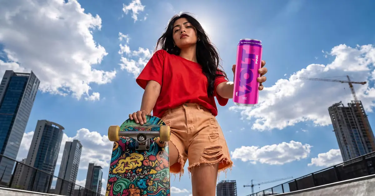 La marca de bebidas energéticas busca conectar mejor con consumidores jóvenes.