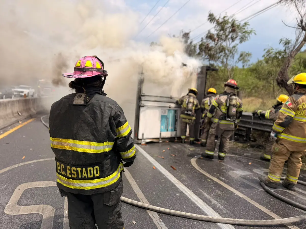 Un accidente en la colonia Colinas de San Jerónimo provoca la movilización de cuerpos de auxilio y afectaciones al tránsito.