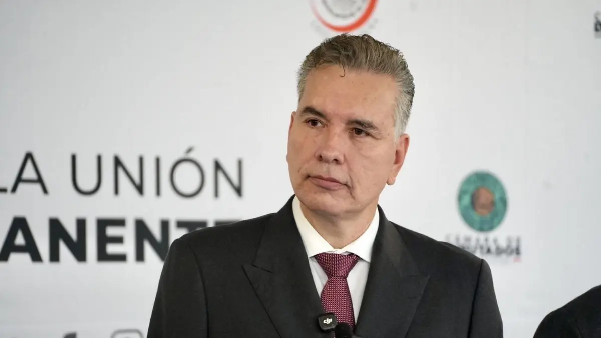 El senador con licencia explica que sus faltas se deben a negociaciones cruciales.